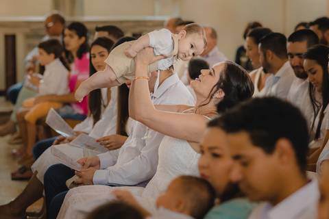 Momento da mãe e filho durante o batizado na Igreja Matriz em São Gotardo'