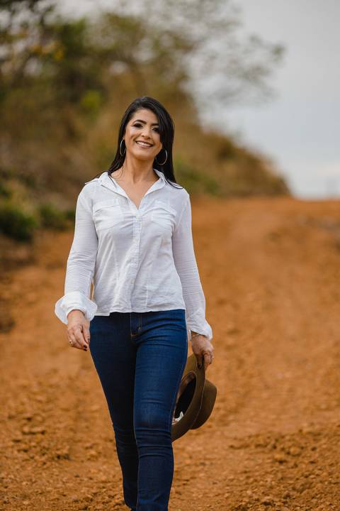 Ensaio feminino de 44 anos no estilo country'