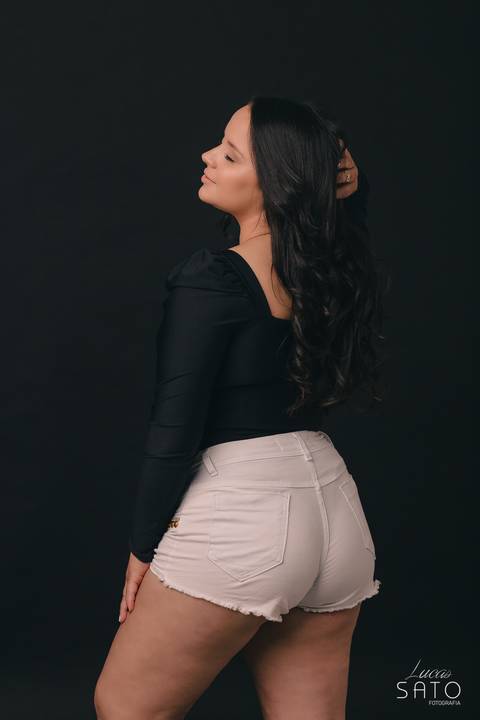 Pose para ensaio feminino realizado no estúdio em São Gotardo'