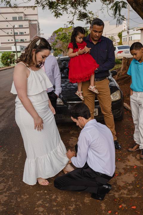 Foto durante o casamento ciivil. Noivo cavalheiro é difícil de encontrar.'