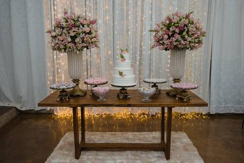 Mesa decorada para Recepção de Casamentos em São Gotardo-MG.'