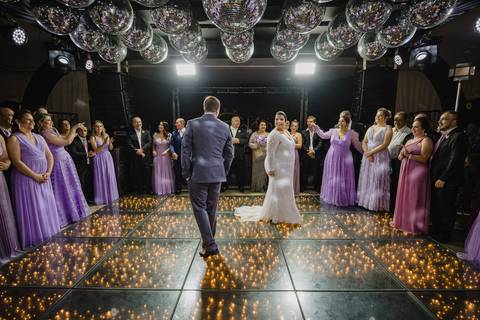 Casal dançando na Recepção de Casamento realizado em São Gotardo. Foto do fotógrafo profissional Lucas Sato de São Gotardo-MG.'