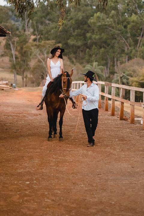 Ensaio de casal com cavalos realizado na cidade de São Gotardo pelo fotógrafo Lucas Sato-Fotografia.'