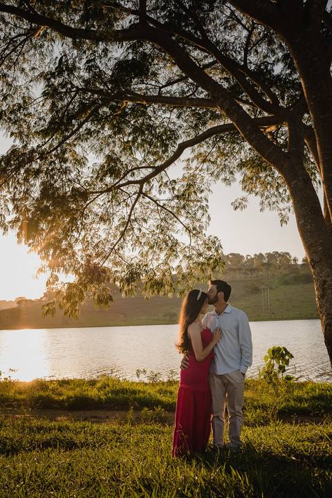 Foto de casal no pôr do sol realizado pelo fotógrafo Lucas Sato da cidade de São Gotardo.'