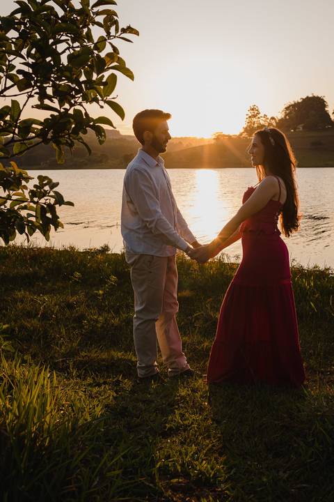 Ensaio de casal no pôr do sol realizado no Balneário na cidade de São Gotardo-MG.'