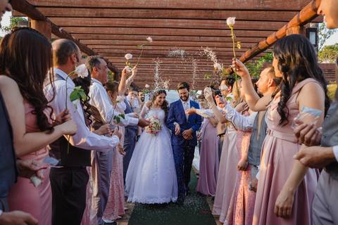Porque jogar arroz na saída dos noivos na cerimônia? O arroz tem a simbologia de prosperidade é que os convidados, amigos e familiares mais desejam ao casal. Foto feita pelo fotógrafo Lucas Sato de São Gotardo.'