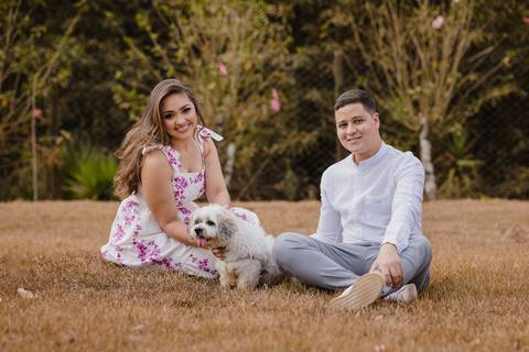 Ensaio de casal com cachorro. Você gosta do seu Pet? Vamos fazer um ensaio com seu pet na Casa de Campo em São Gotardo.'