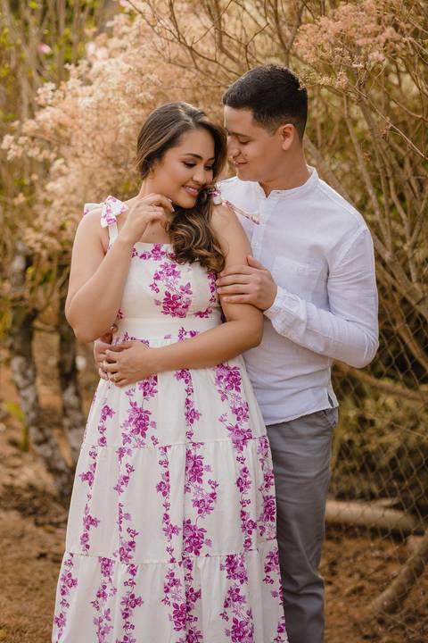 Foto de Casal durante Ensaio pre wedding em São Gotardo.'