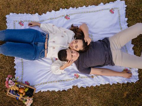 Ensaio de casal estilo pic nic  realizado pelo fotógrafo profissional Lucas Sato de São Gotardo-MG.'