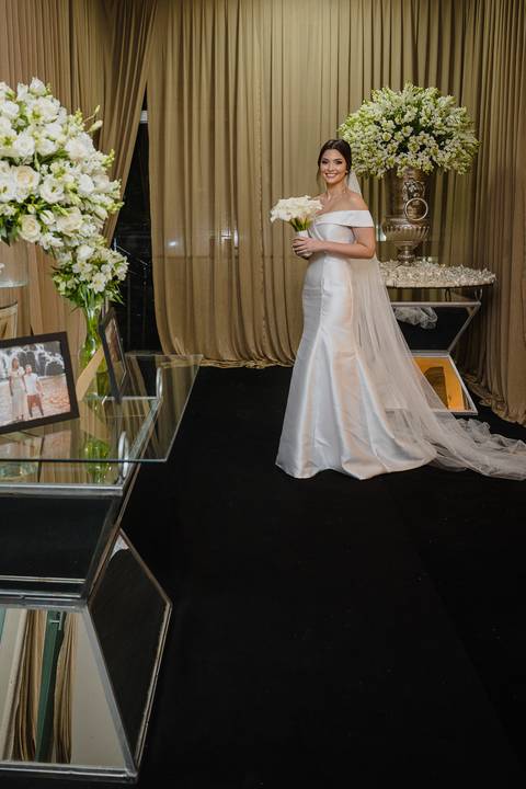 Ensaio de noiva na recepção de Casamento no Clube Campestre de São Gotardo. Foto realizada pelo fotógrafo profissional Lucas Sato.'