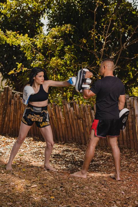 Foto de casal do Muay Thay, luta livre.'