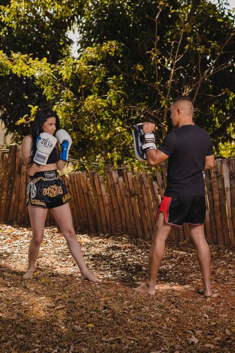 Foto de casal estilo boxe. Fotógrafo profissional de ensaios Lucas Sato de São Gotardo.'