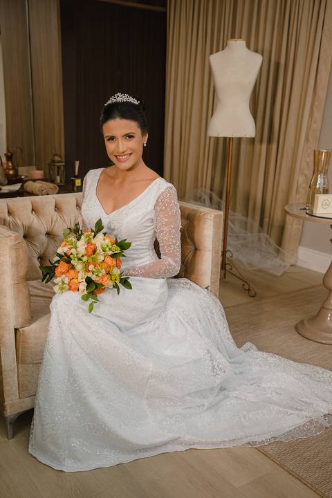 Vestido de noiva e buquê de casamento em São Gotardo.'
