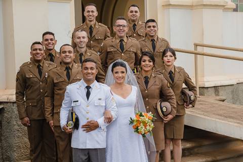 Casamento militar em São Gotardo-MG. Noivos com os militares no casamento em São Gotardo.'
