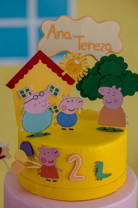 Bolo com tema Peppa Pig em São Gotardo.'