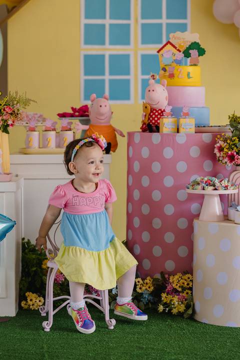 Decoração com tema Peppa Pig na festa infantil da Ana Tereza na cidade de São Gotardo.'