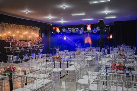 Decoração de festa de 15 anos realizada no Clube Social da cidade de Pratinha-MG.'