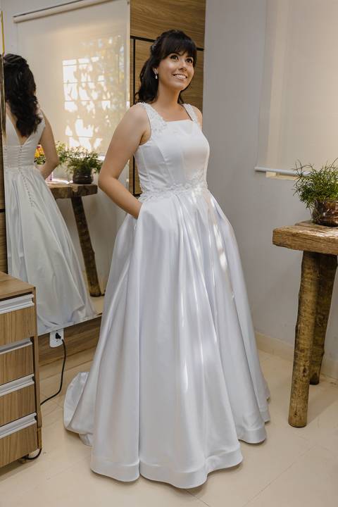 Vestido de noiva com bolso personalizado para Casamento Testemunhas de Jeová em São Gotardo.'