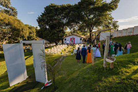 Vista do gramado do Espaço Family em São Gotardo, um local perfeito para Casamento realizado a céu aberto.'