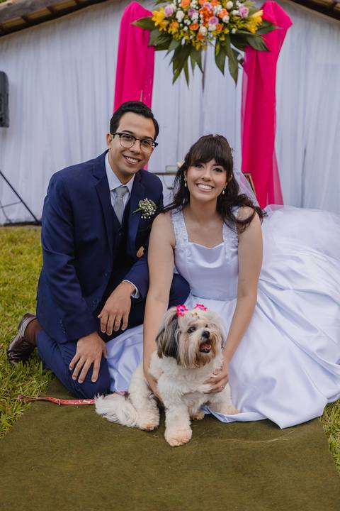 Noivos com o cachorro durante o casamento Testemunhas de Jeová 
 (jw.org)em São Gotardo-MG.'