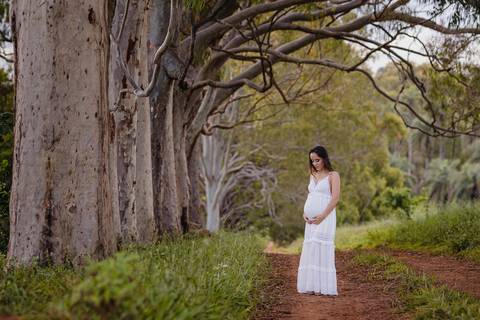 Vestido branco para ensaio de gestante.'