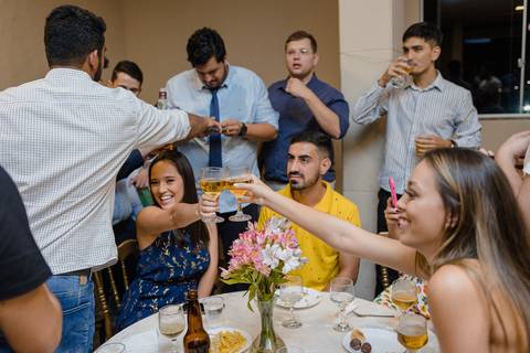 Foto de gravata durante o Casamento no salão de Festas, o Clube Campestre de São Gotardo-MG.'