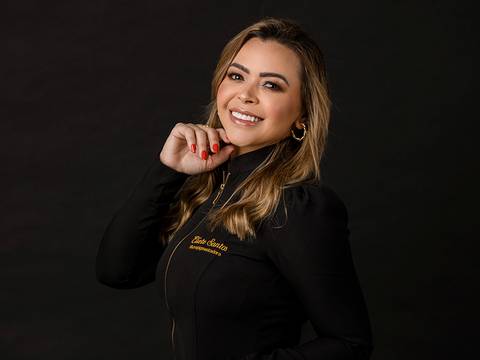 Pose para perfil profissional de maquiadora no Estúdio em São Gotardo.'