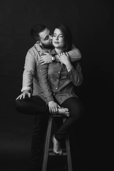 Pose para ensaio de casal em Estúdio.'