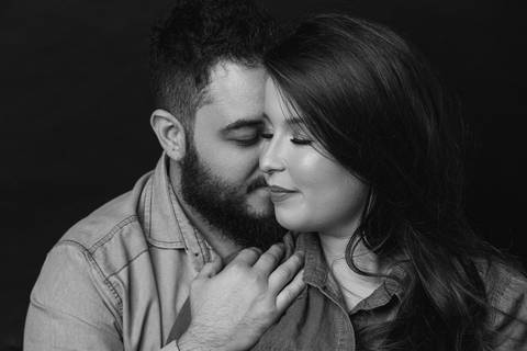 Ensaio de casal realizado no Estúdio Fotográfico Lucas Sato em São Gotardo-MG.
Foto preto e branco de casal.'