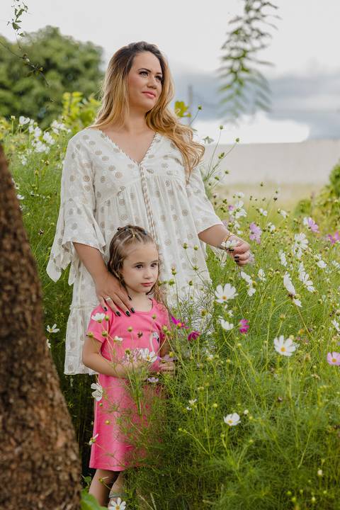 Ensaio no jardim com flores.'