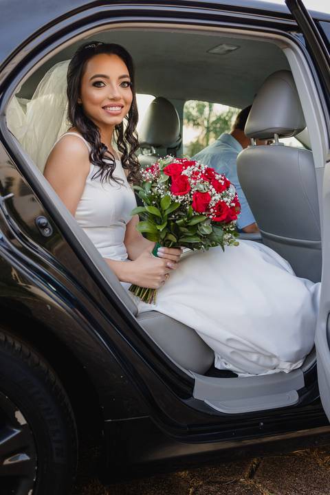 Buquê de noiva com rosas vermelhas.'