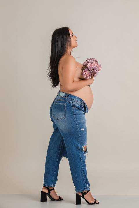 Pose para foto de gestante em Estúdio.'