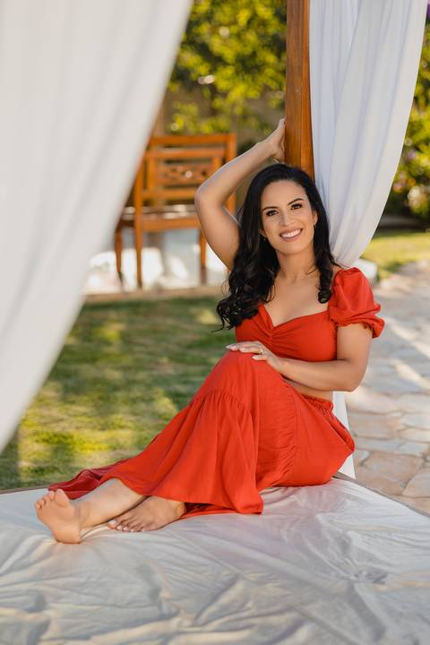 Ensaio feminino no sitio dos sonhos com vestido vermelho. Fotógrafo de Ensaios femininos em São Gotardo'