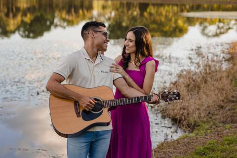 Ensaio com violão no Cantinho da Natureza em Patos de Minas.'