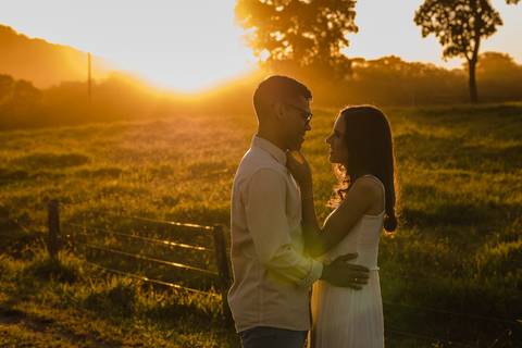 Aquela foto que não pode faltar no Ensaio de casal, foto no pôr do sol no Cantinho da Natureza em Patos de Minas.'
