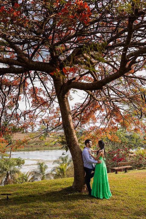 Local perfeito para Ensaio de casal em Patos de Minas. O Cantinho da Natureza é um sítio com muito verde e uma lagoa que deixa o local com um ar romântico e perfeito para o seu ensaio.'