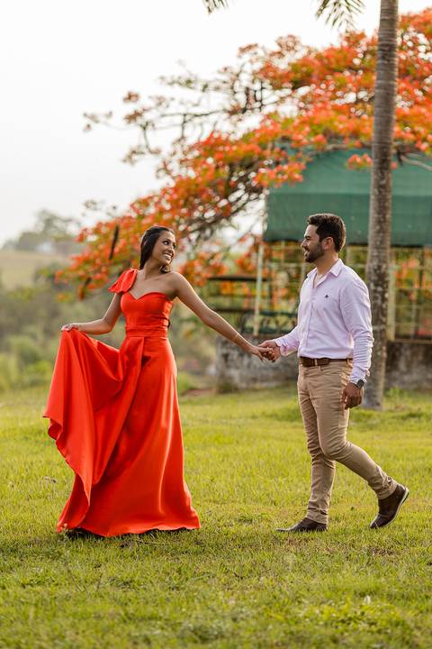 Vestido vermelho para Ensaio de casal realizado no Sítio Cantinho da Natureza em Patos de Minas.'