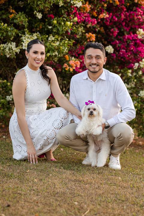 Ensaio de casal com seu melhor amigo, o cachorro.'