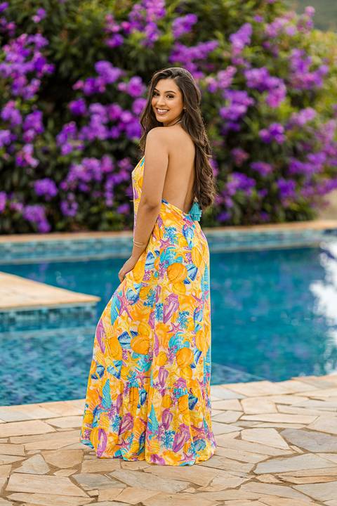 Ensaio feminino externo na piscina em São Gotardo.'