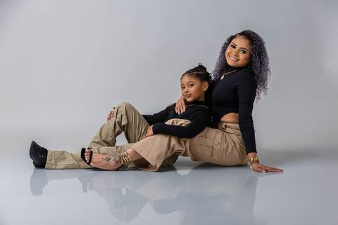 Ensaio de mãe e filha no estudio em São Gotardo pelo fotógrafo profissional Lucas Sato.'