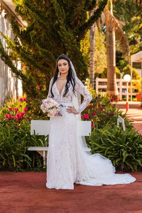 Vestido de noiva e buquê do dia do Casamento em São Gotardo-MG'