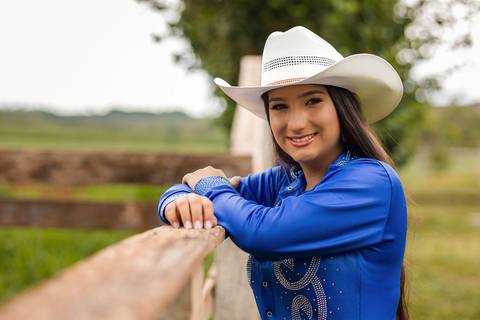 Ensaio 15 anos estilo country com chapéu em Carmo do Paranaíba-MG. Sou fotógrafo de Book e fotografo nos estilos country e em sítio.'