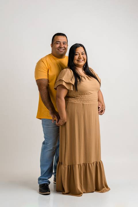 Pose de casal para ensaio no estúdio'
