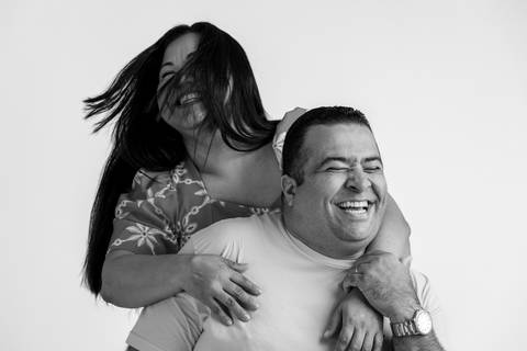 Ensaio fotográfico de casal no estúdio.'