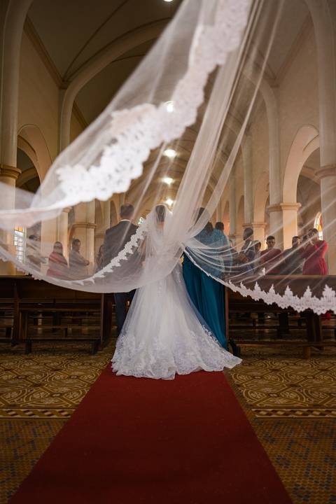 Véu da noiva durante entrada na Cerimônia religiosa realizada na Igreja Matriz de São Gotardo'