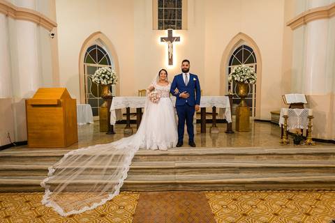 Retrato de casal recém casados na Igreja em São Gotardo.'