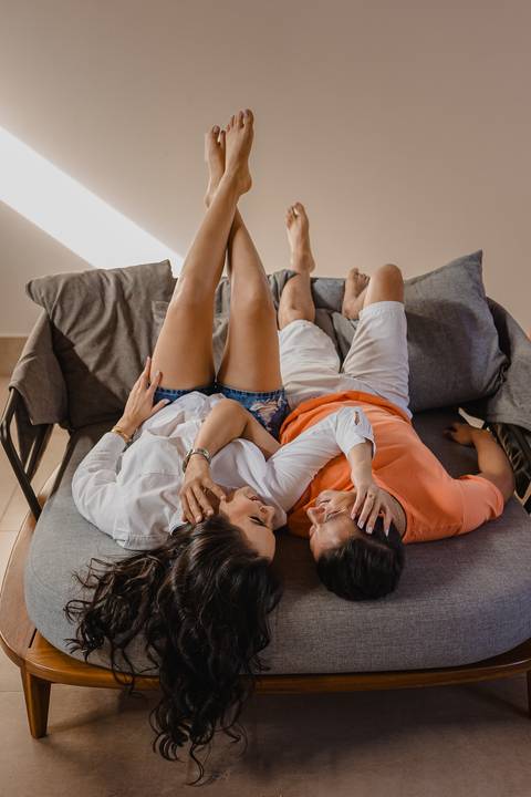 Foto de casal descontraído.'