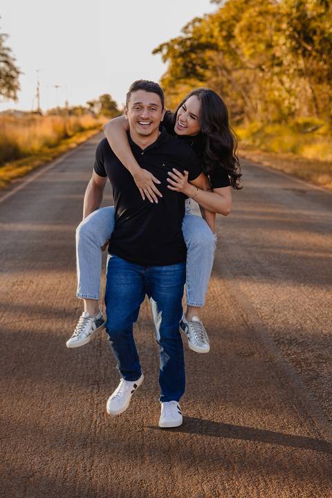 Ensaio de casal no asfalto perto da cidade de São Gotardo-MG. Pose para foto de casal no asfalto.'