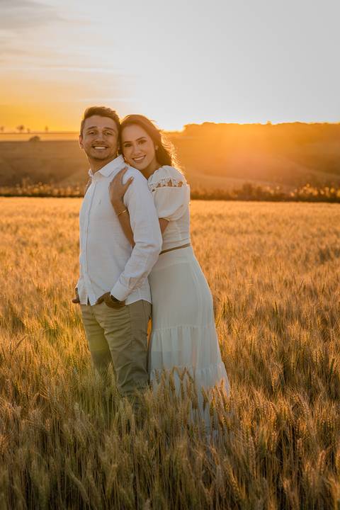 Fotógrafo de Ensaio atendendo as cidade de São Gotardo, Rio Paranaíba, Carmo do Paranaíba, Ibiá e região. Ensaio de casal no trigo.'