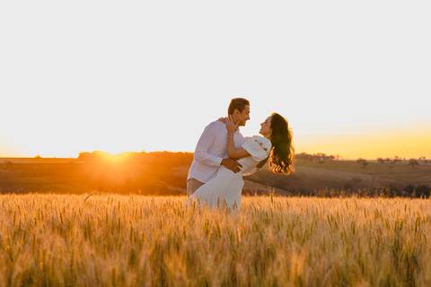 Ensaio de casal no trigo na região de São Gotardo-MG.'